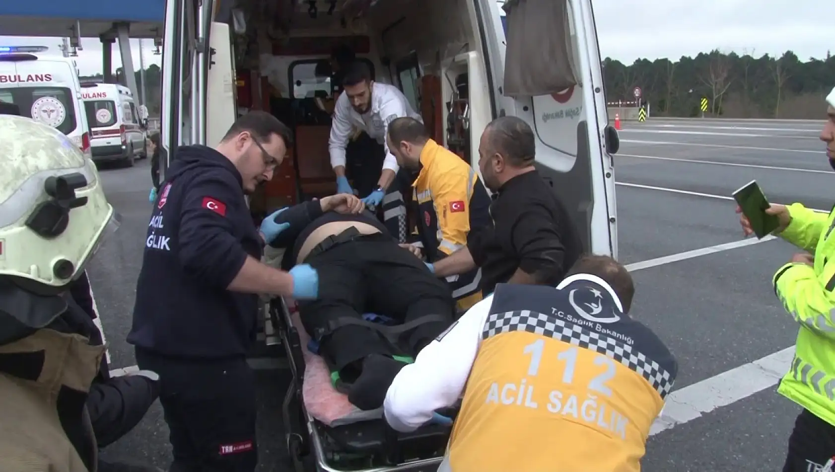 Ticari taksi gişeye çarptı: Feci kazada 2 ağır yaralı