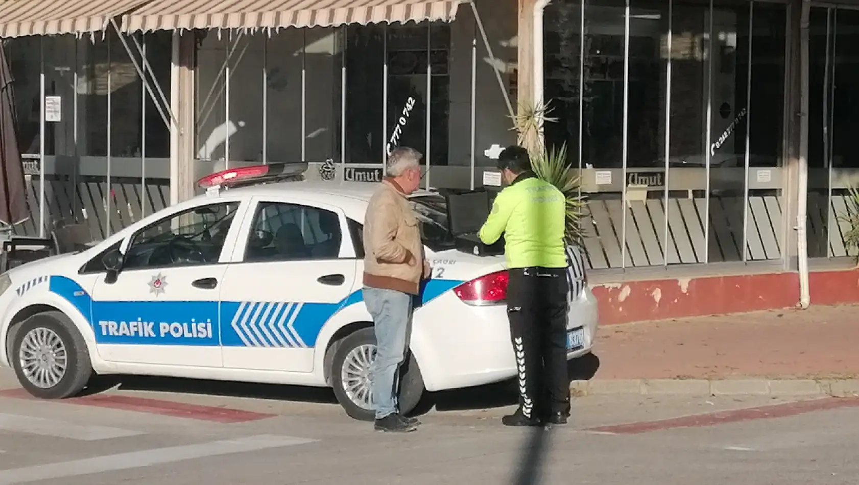 Tır üzerindeki direklerin devrilerek zarar verdiği araç sahibinden 'Muhatabım kim' tepkisi