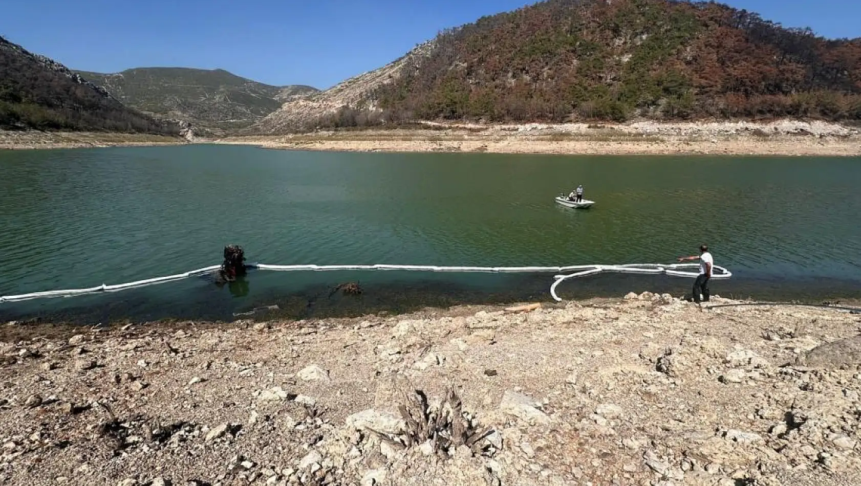 Traktör baraja devrildi, altında kalan sürücü feci şekilde can verdi