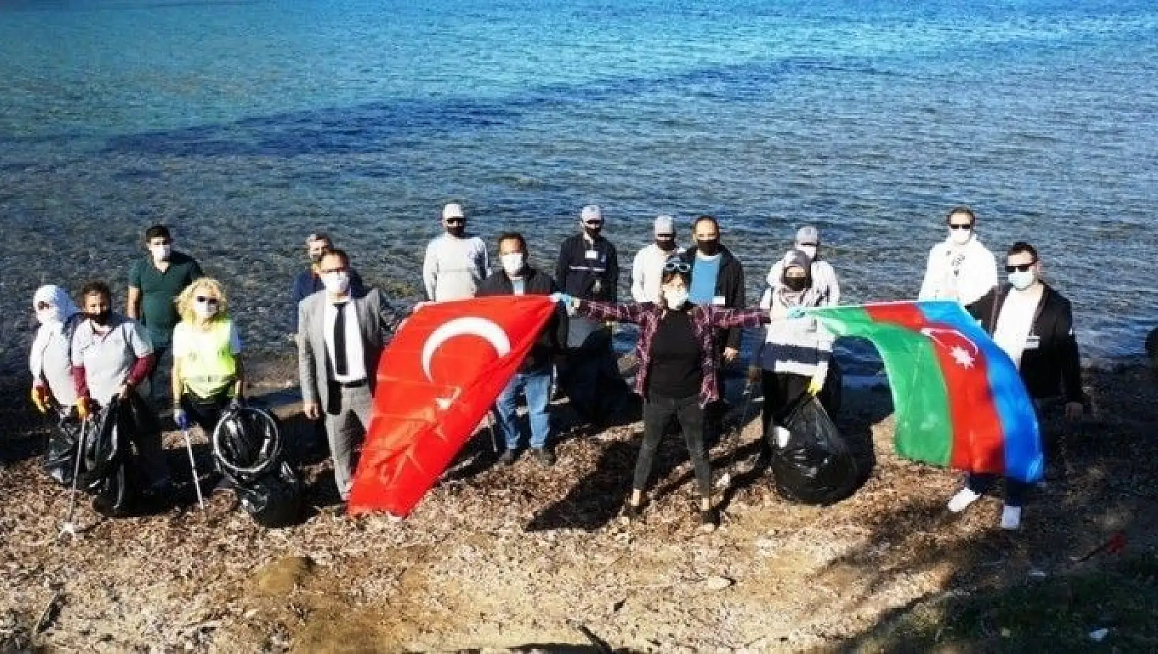 Tuğba Ekinci Bodrum'da çöp topladı