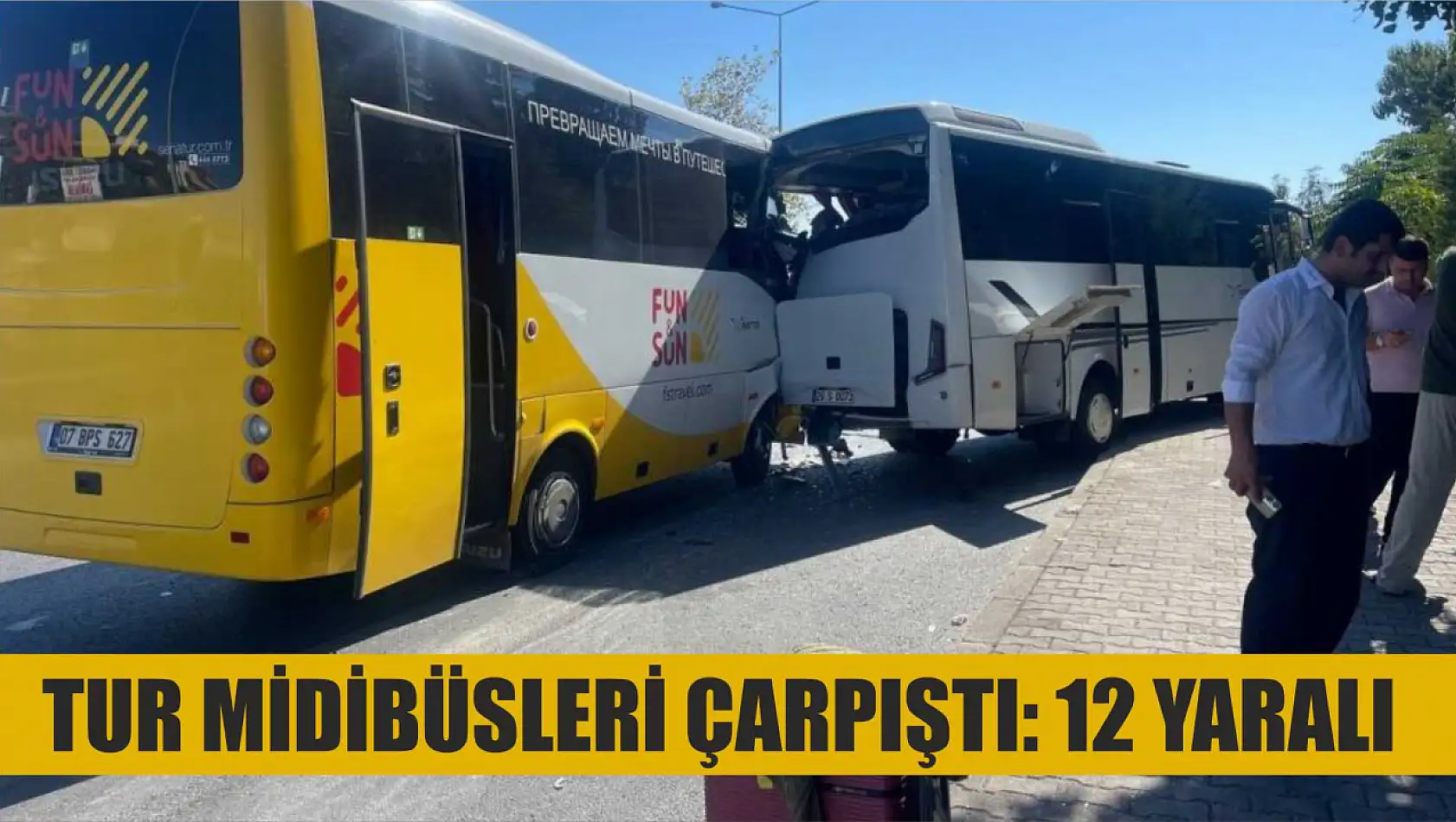 Tur midibüsleri çarpıştı: 12 yaralı