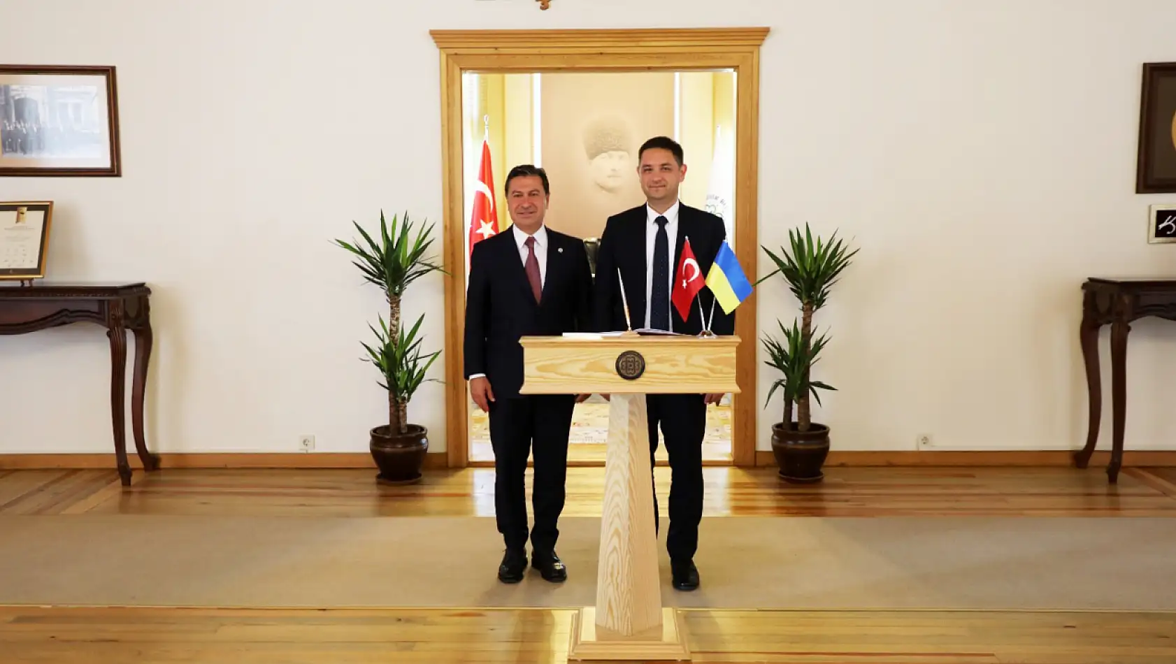 Ukrayna Antalya Konsolosu'ndan Başkan Aras'a Ziyaret