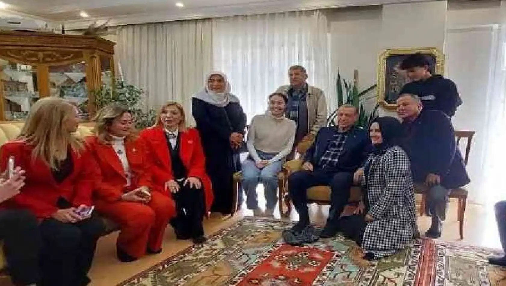 ÜNİVERSİTE ÖĞRENCİSİ AYŞEGÜL'ÜN DAVETİNE İCABET EDEN ERDOĞAN, SOĞANCI AİLESİ'NİN KONUĞU OLDU