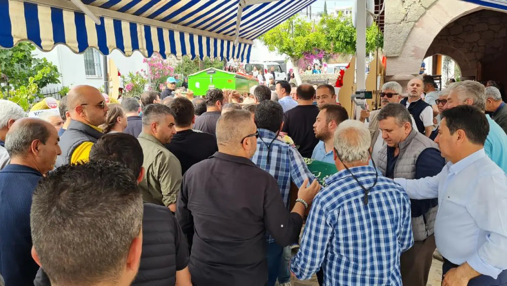 Uraz ve Karya gözyaşları arasında toprağa verildi