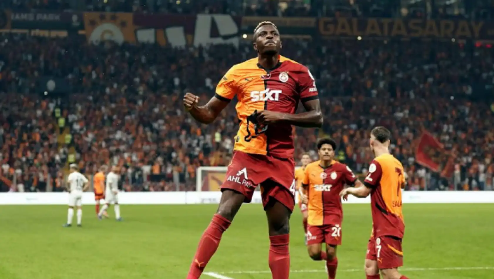 Victor Osimhen ilk gollerini attı