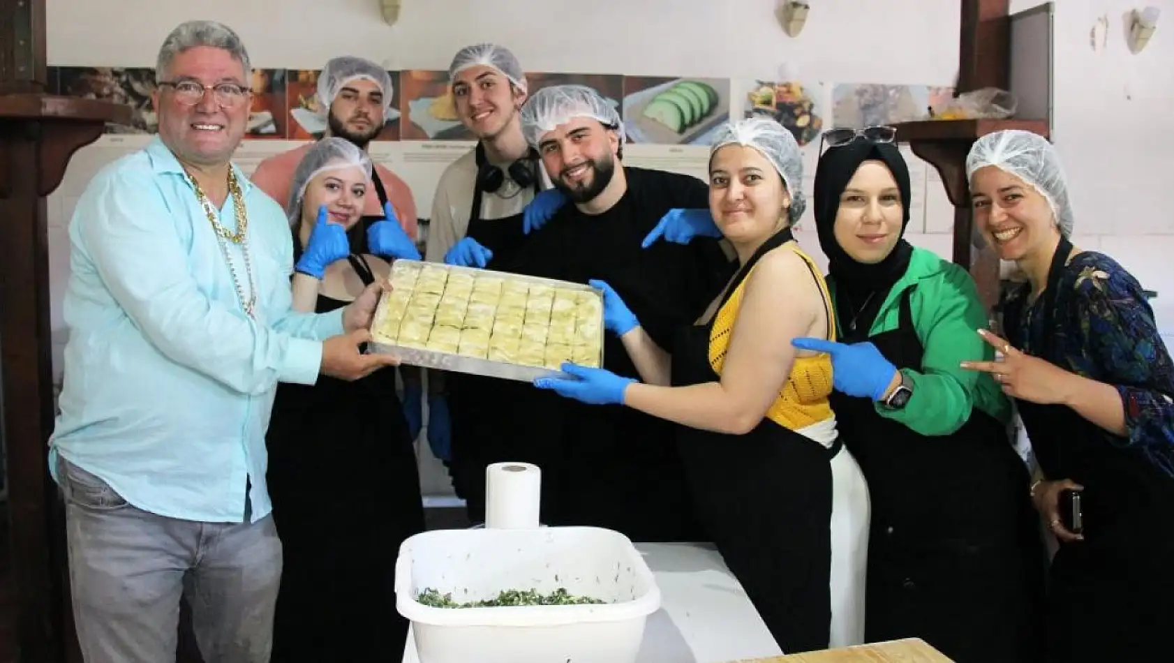 Yabancı öğrenciler Muğla'nın ödüllü yemek kültürünü öğreniyor