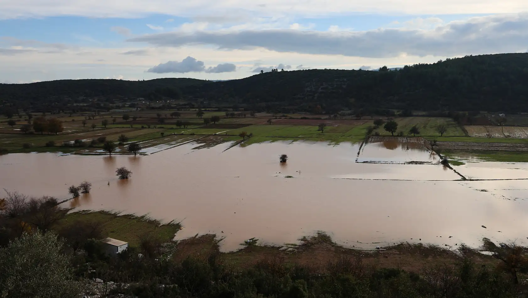 Yağışların ardından tarım arazilerinde yapay gölet oluştu
