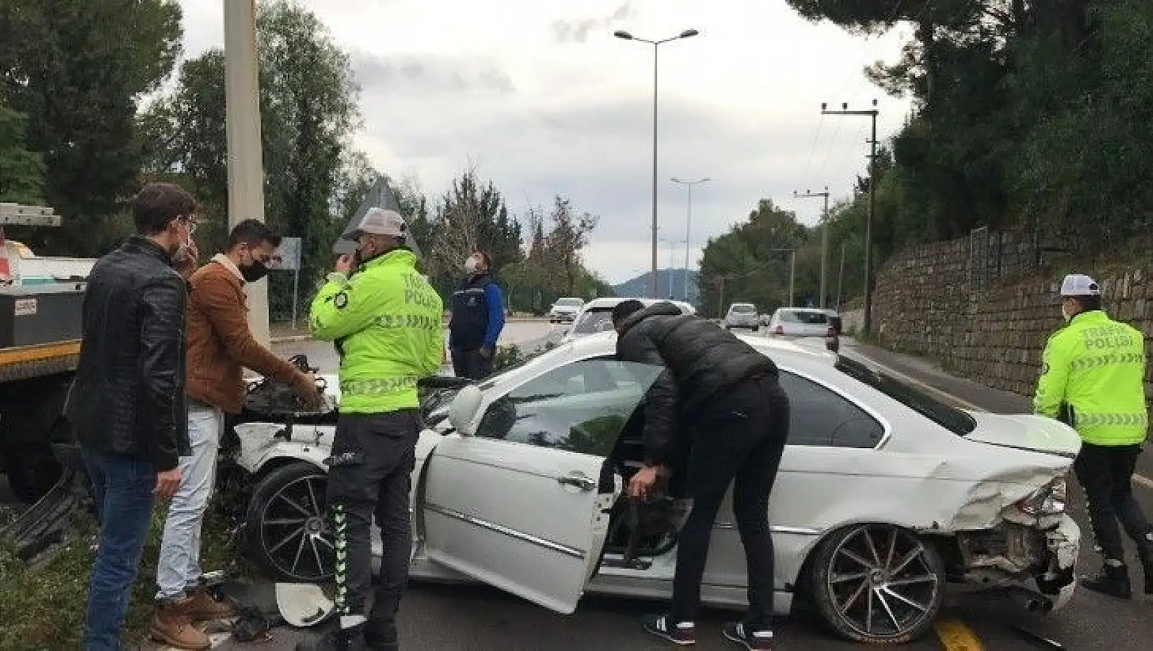 Yağmurun kayganlaştırdığı yolda elektrik direğine çarptı