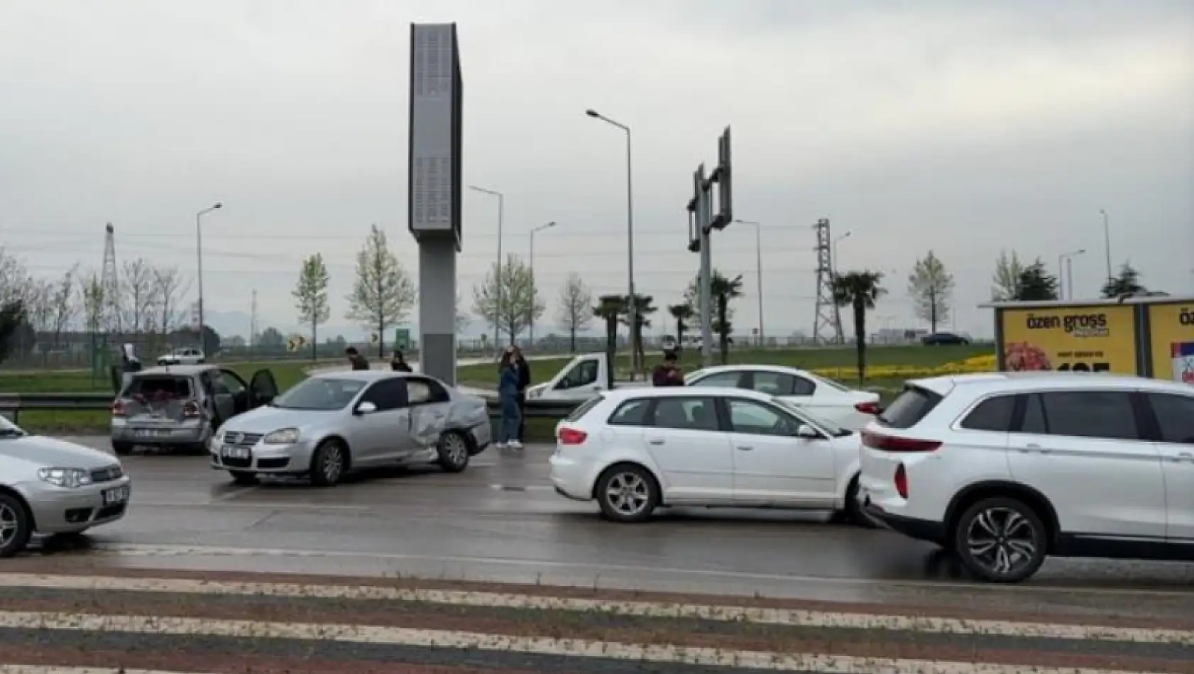 Yakıt deposu delinen tır, şehri birbirine kattı, 10 kaza...