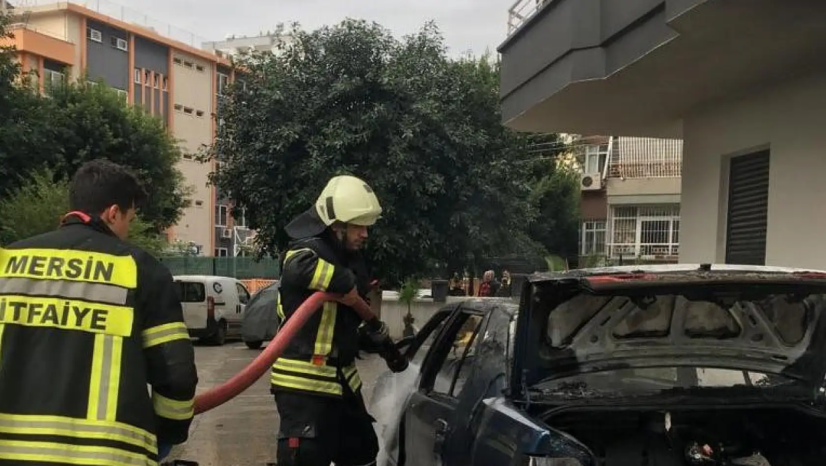 Yanan otomobili balkondan kovayla su dökerek söndürmeye çalıştı