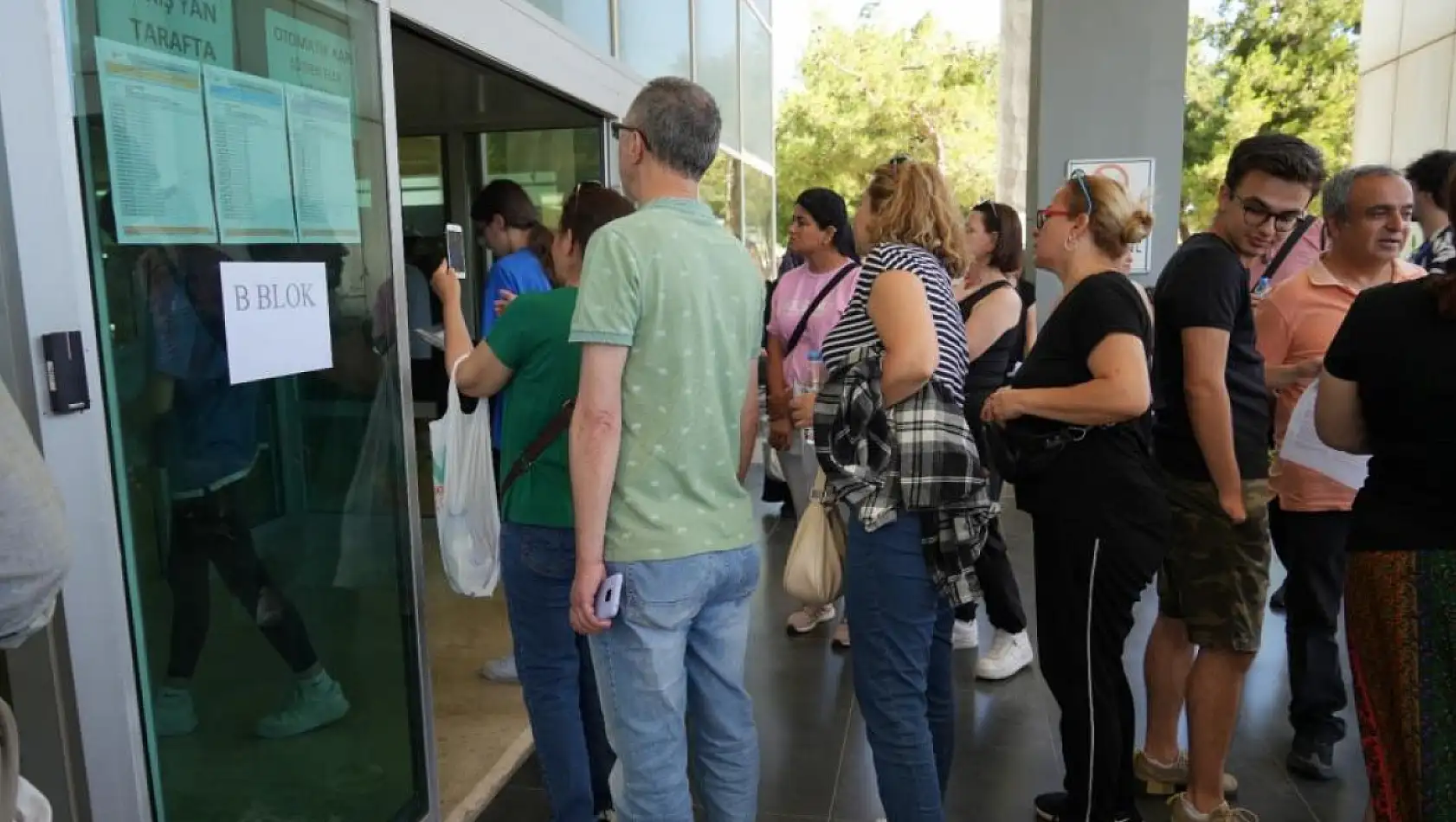 YKS'ye geç kalan adayın imdadına polis ekipleri yetişti