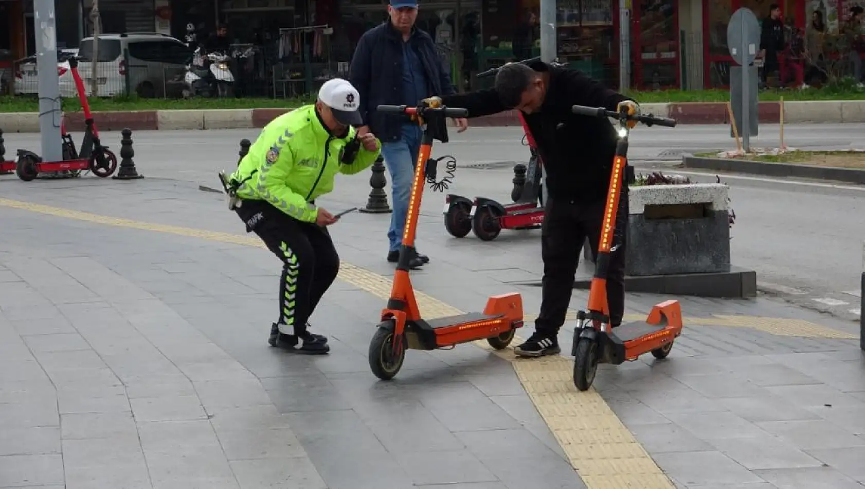 Yol ortasına bırakılan scooterlar toplandı, 690 TL ceza uygulandı