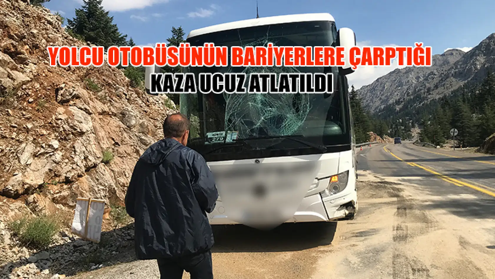 Yolcu otobüsünün bariyerlere çarptığı kaza ucuz atlatıldı