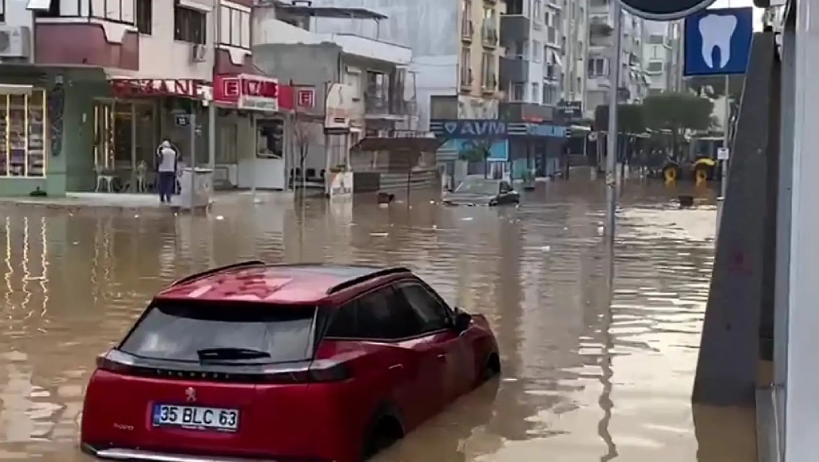 Yollar göle döndü, araçlar suya gömüldü