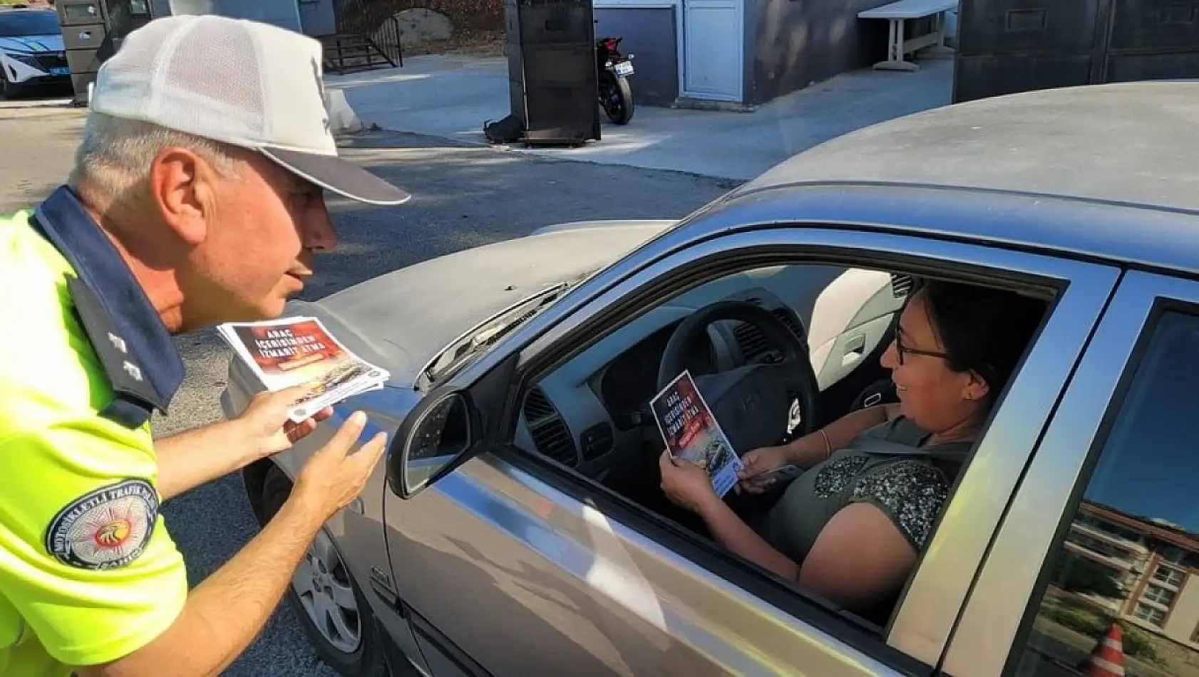 Muğla'da yangın alarmı trafik ekipleri sahada, broşürler dağıtılıyor