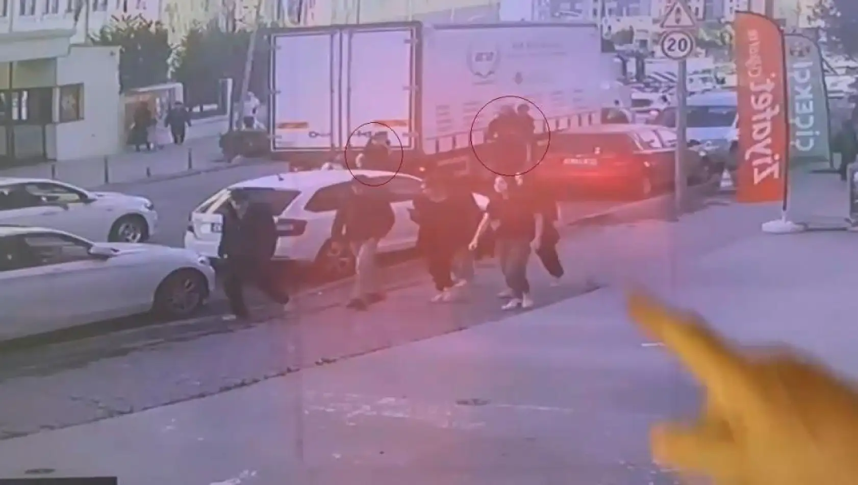 Okul çıkışında dehşeti yaşadılar: Ters yönden gelen scooter, kadına ve çocuğa çarptı