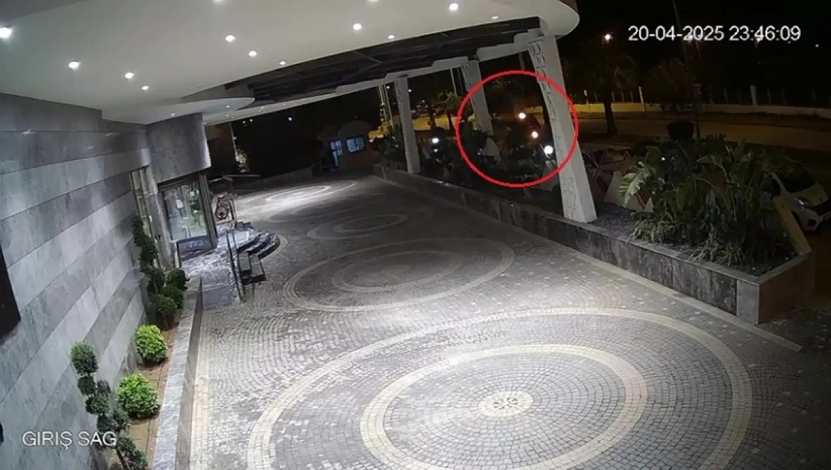 Devrilen otomobildekilerin çıkarılma anlarını film izler gibi izlediler