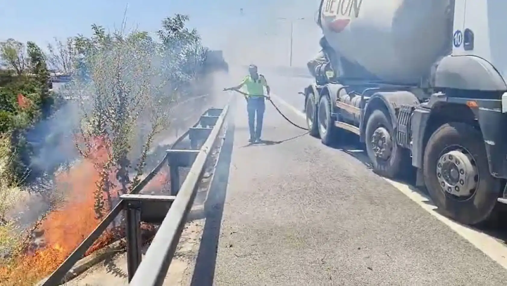 Aydın-Denizli Otobanı'nda alevlere karşı polis ekiplerinden beton mikserli müdahale