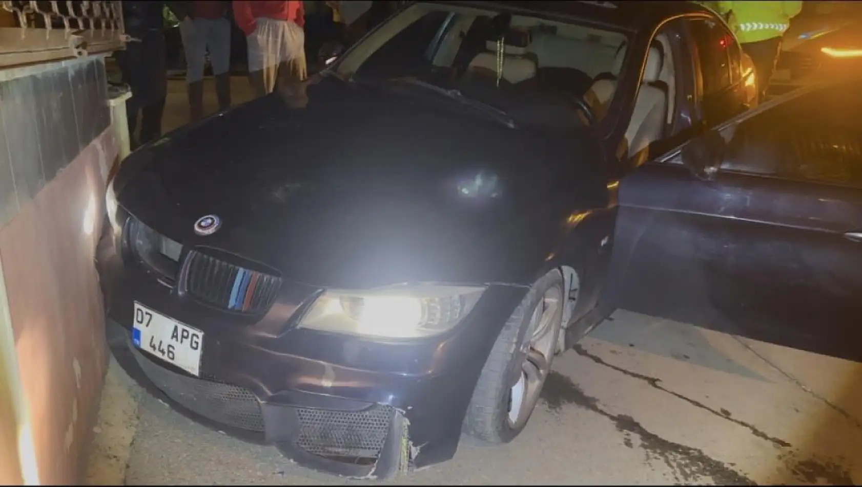 'Dur' ihtarına uymayan sürücü 5 kilometre kaçtı: 3 araca ve duvara çarptı