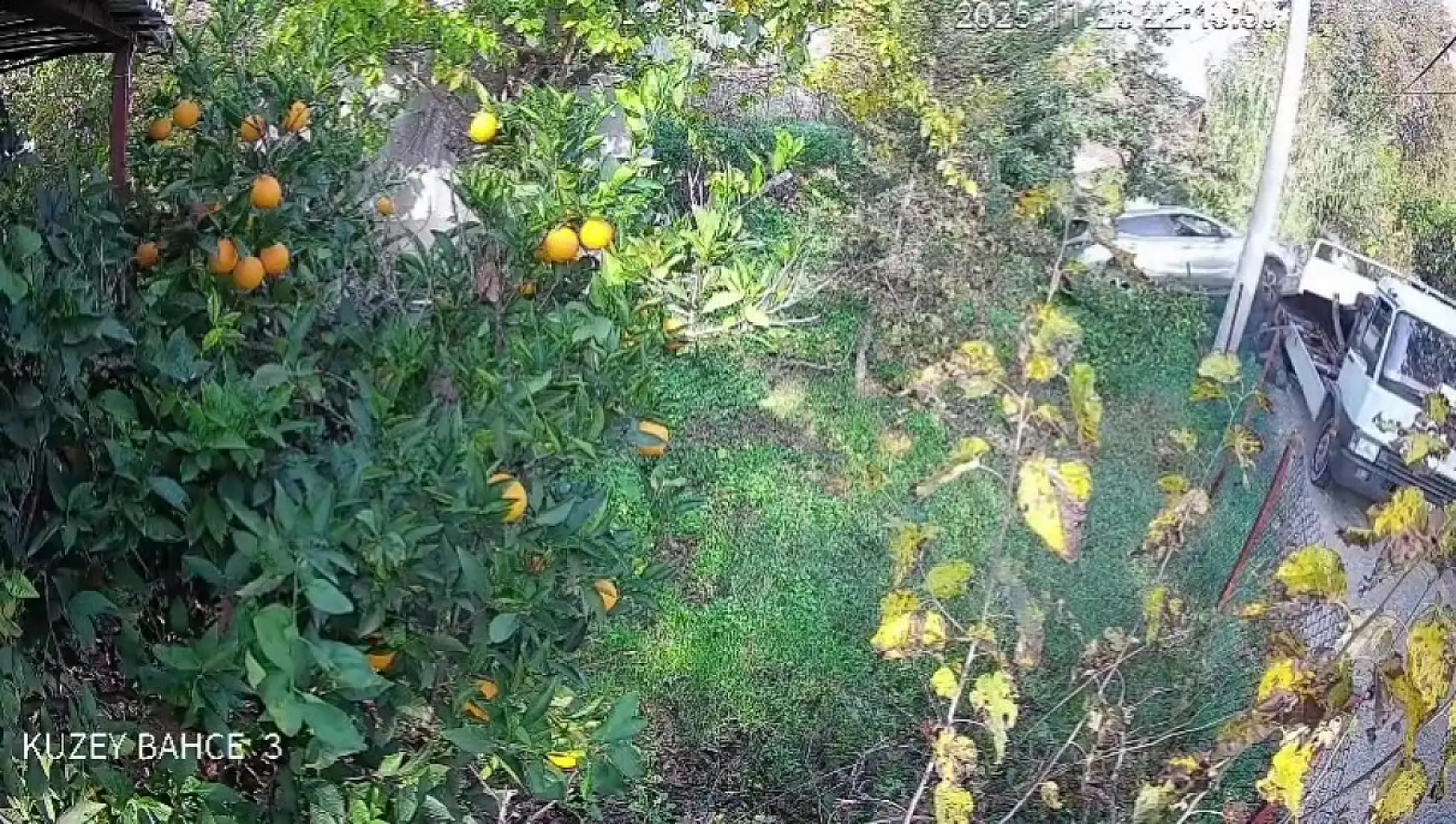 Çekiciye yüklenirken geri viteste unutulan araç rampadan uçtu: 2 yaralı