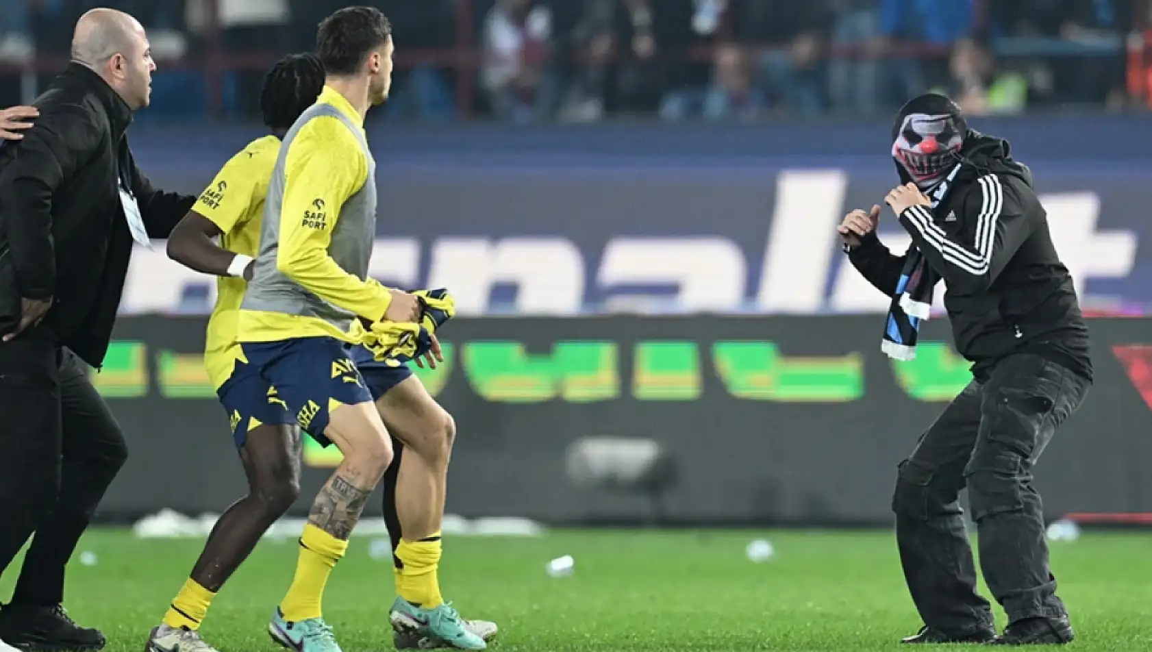 Trabzonspor-Fenerbahçe Maçında Koridorda Neler Yaşandı? Osayi-Samuel Bayılmış!