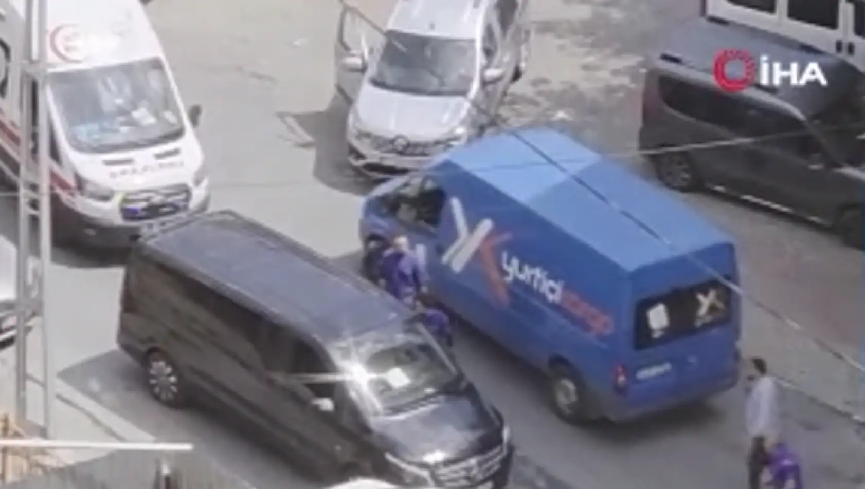 Sokak ortasında kavgaya tutuştan sürücüler, ambulansa yol vermedi