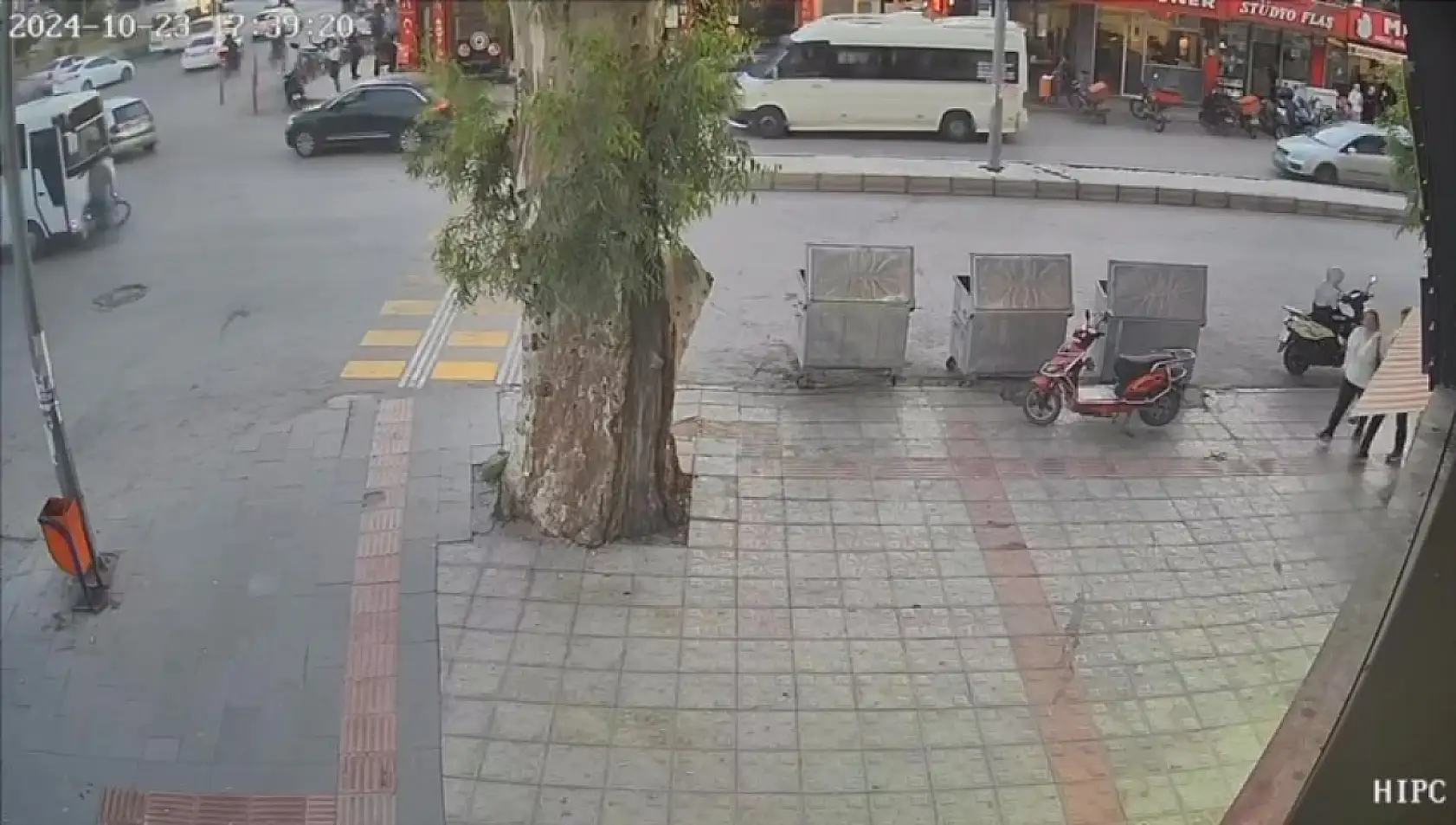 Bisikletli Midibüsün Altında Kaldı