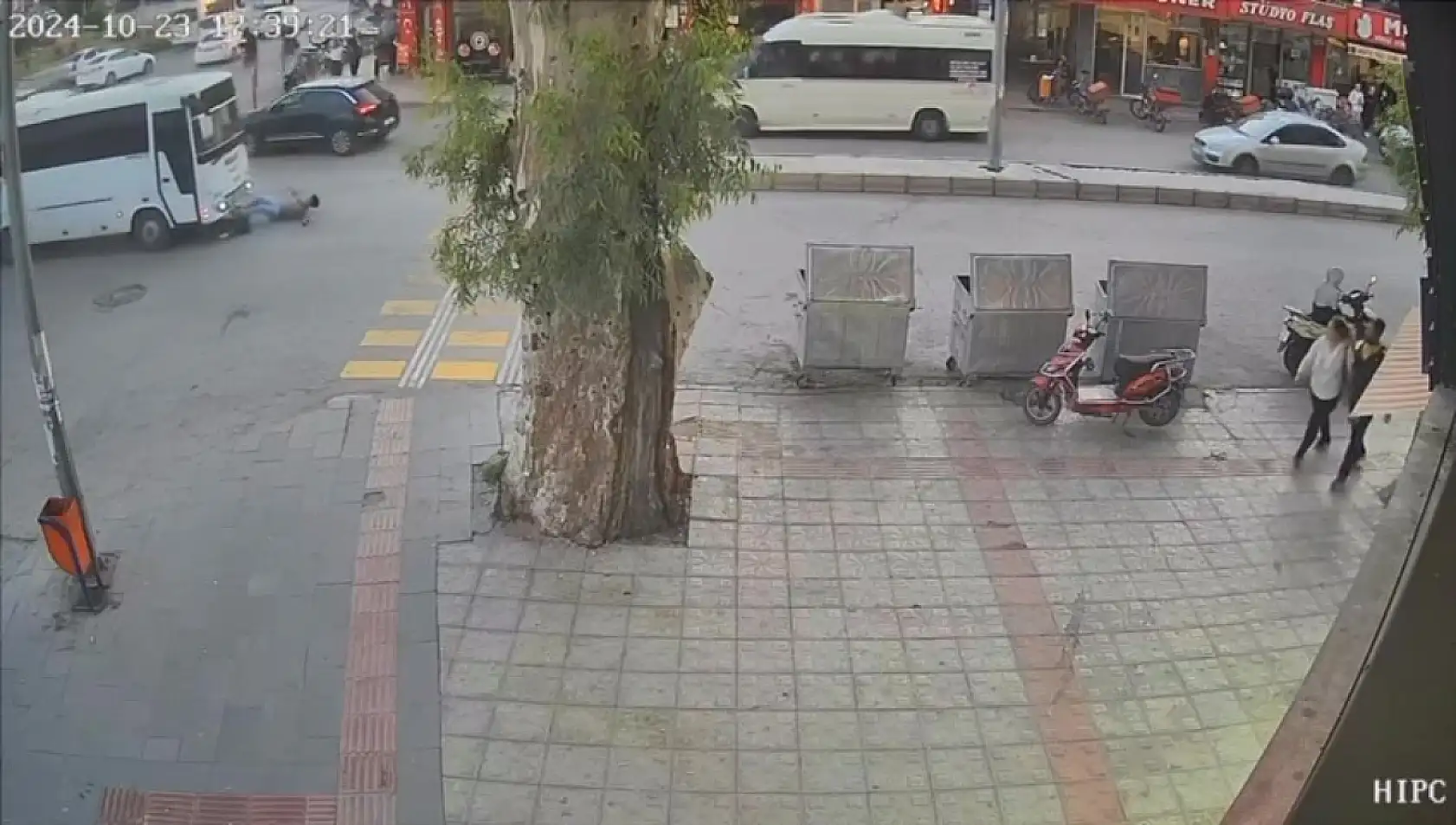 Bisikletli Midibüsün Altında Kaldı