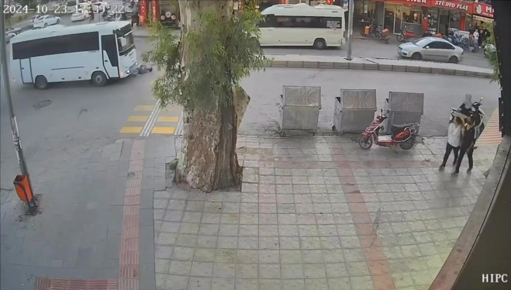 Bisikletli Midibüsün Altında Kaldı