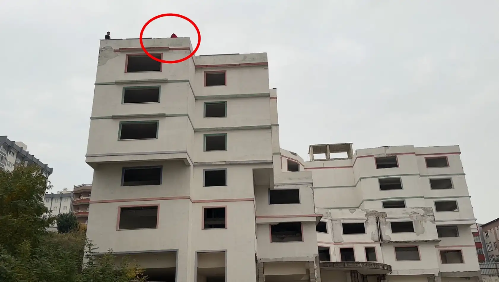 İnşaatın 7. katına çıkan bir kadın intihara kalkıştı