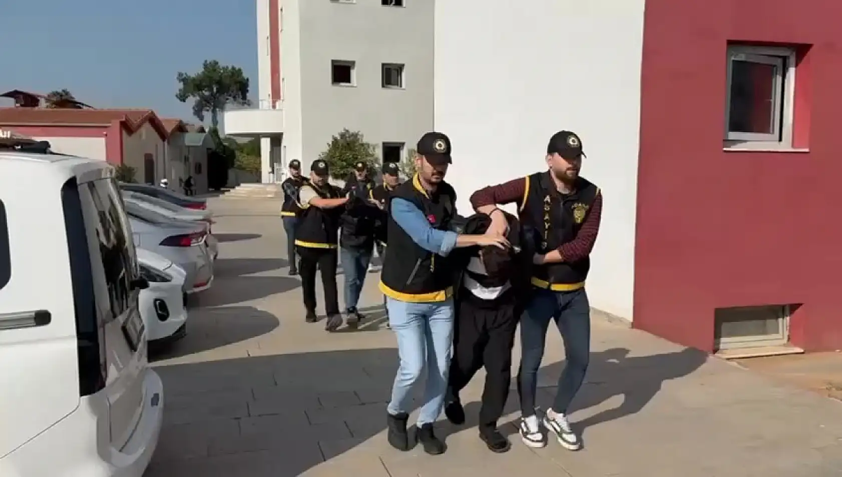 Haraç alamayınca işyerine uzun namlulu silahla saldırdılar