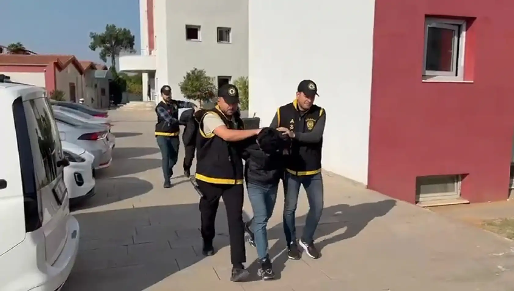 Haraç alamayınca işyerine uzun namlulu silahla saldırdılar