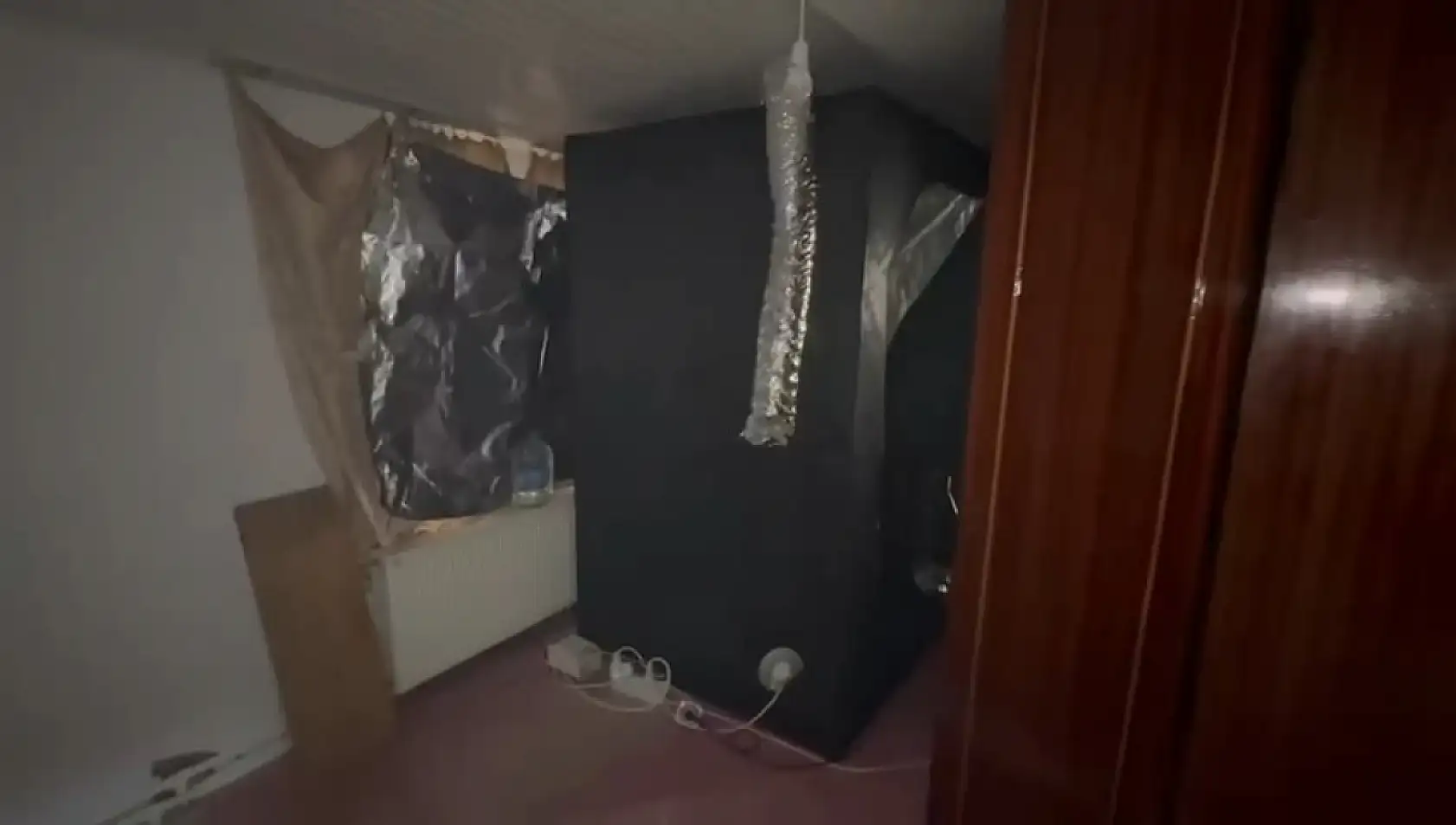 Elbise dolabından kenevir serası