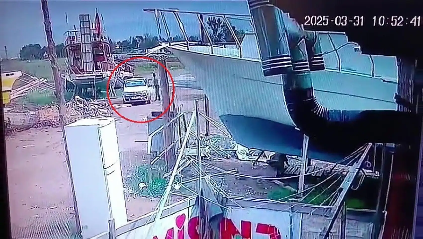 Tur teknesinin pervanesini spiral makinesiyle keserek çaldı