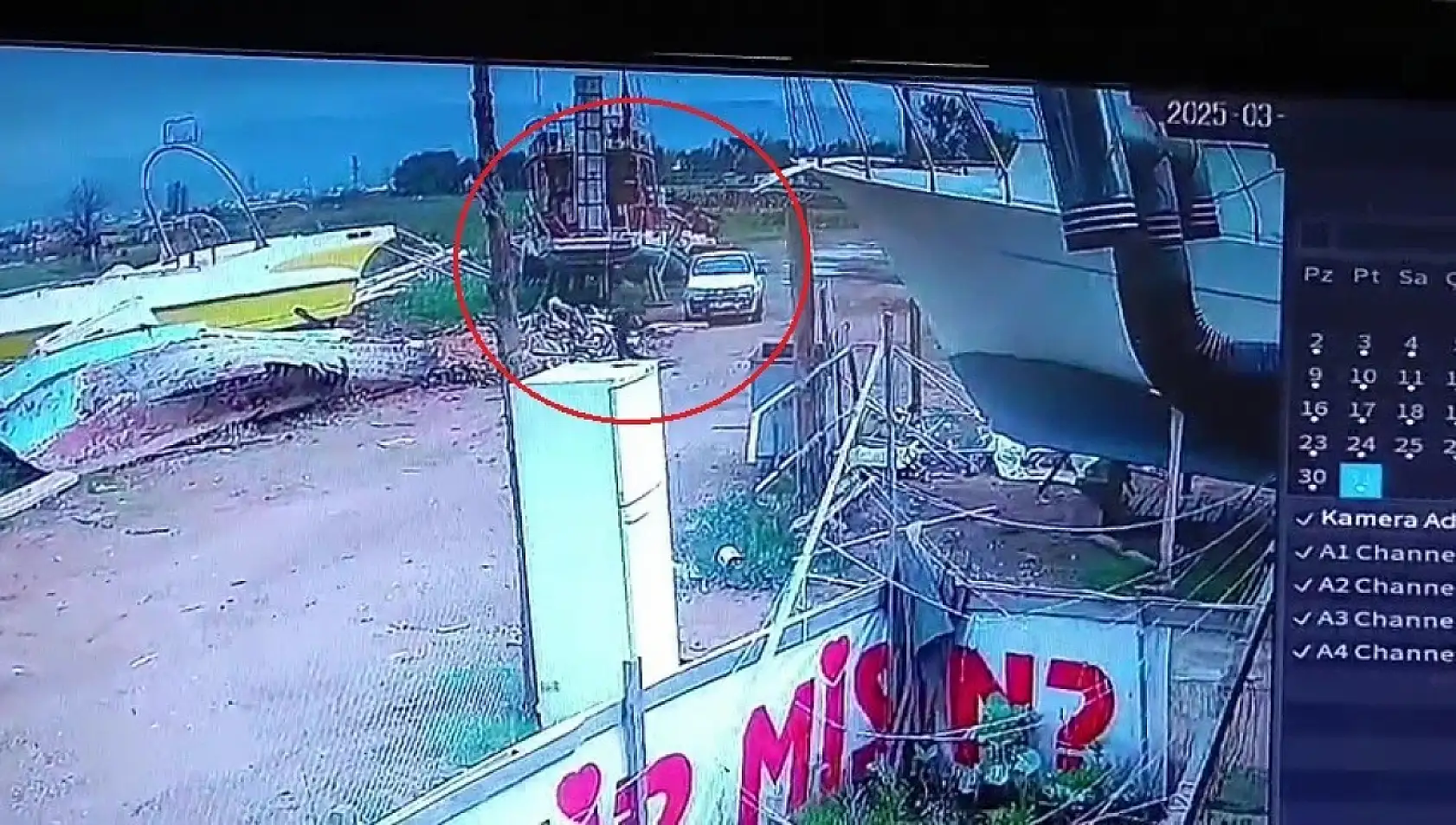 Tur teknesinin pervanesini spiral makinesiyle keserek çaldı