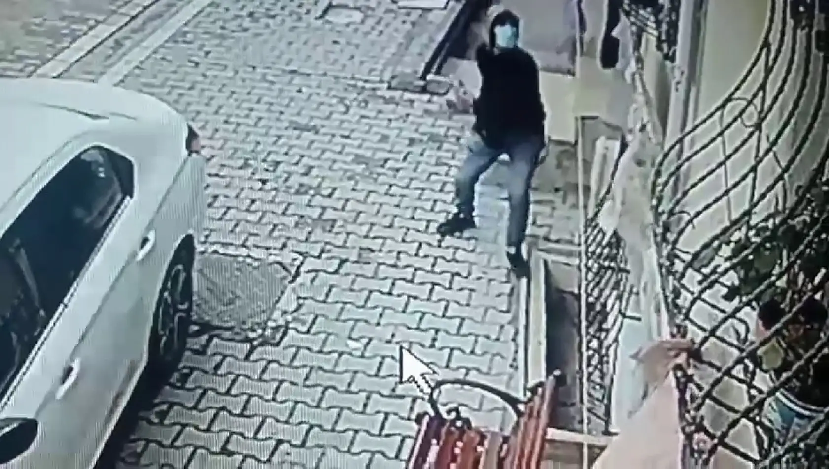 Boşanmak isteyen eşinin evine kezzapla saldırdı