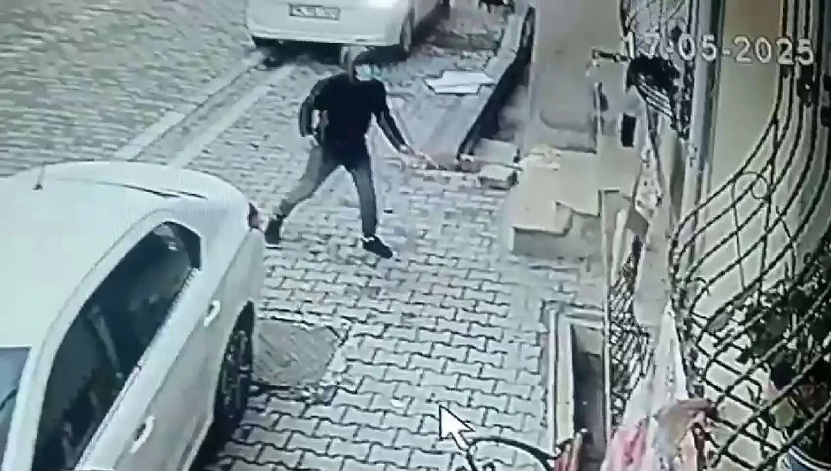 Boşanmak isteyen eşinin evine kezzapla saldırdı