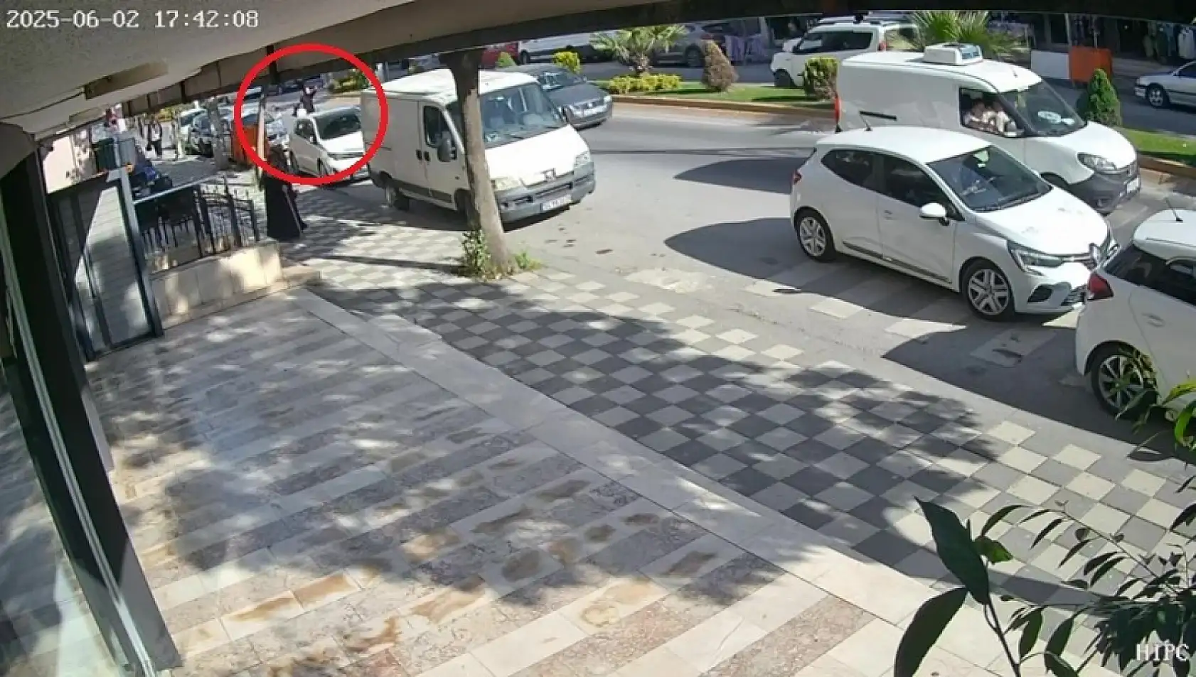 Yol vermeyen 3 maganda anne ile oğluna saldırdı, 5 yaşındaki çocuklar da yaralandı