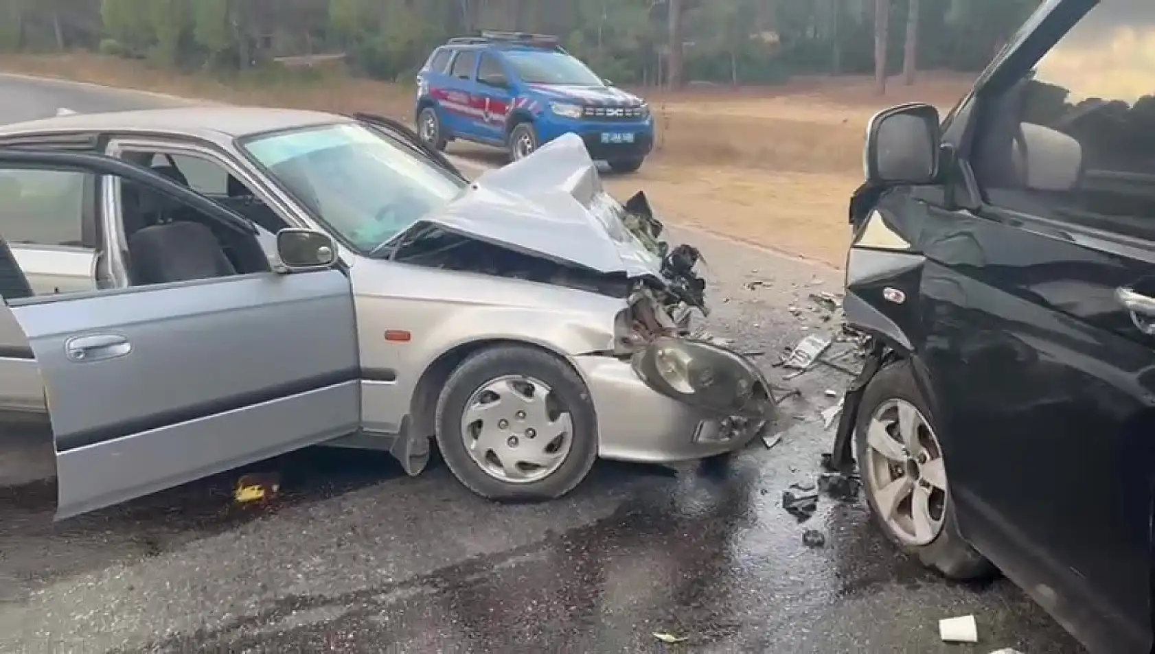 Otomobil ile ticari araç çarpıştı: 3 yaralı