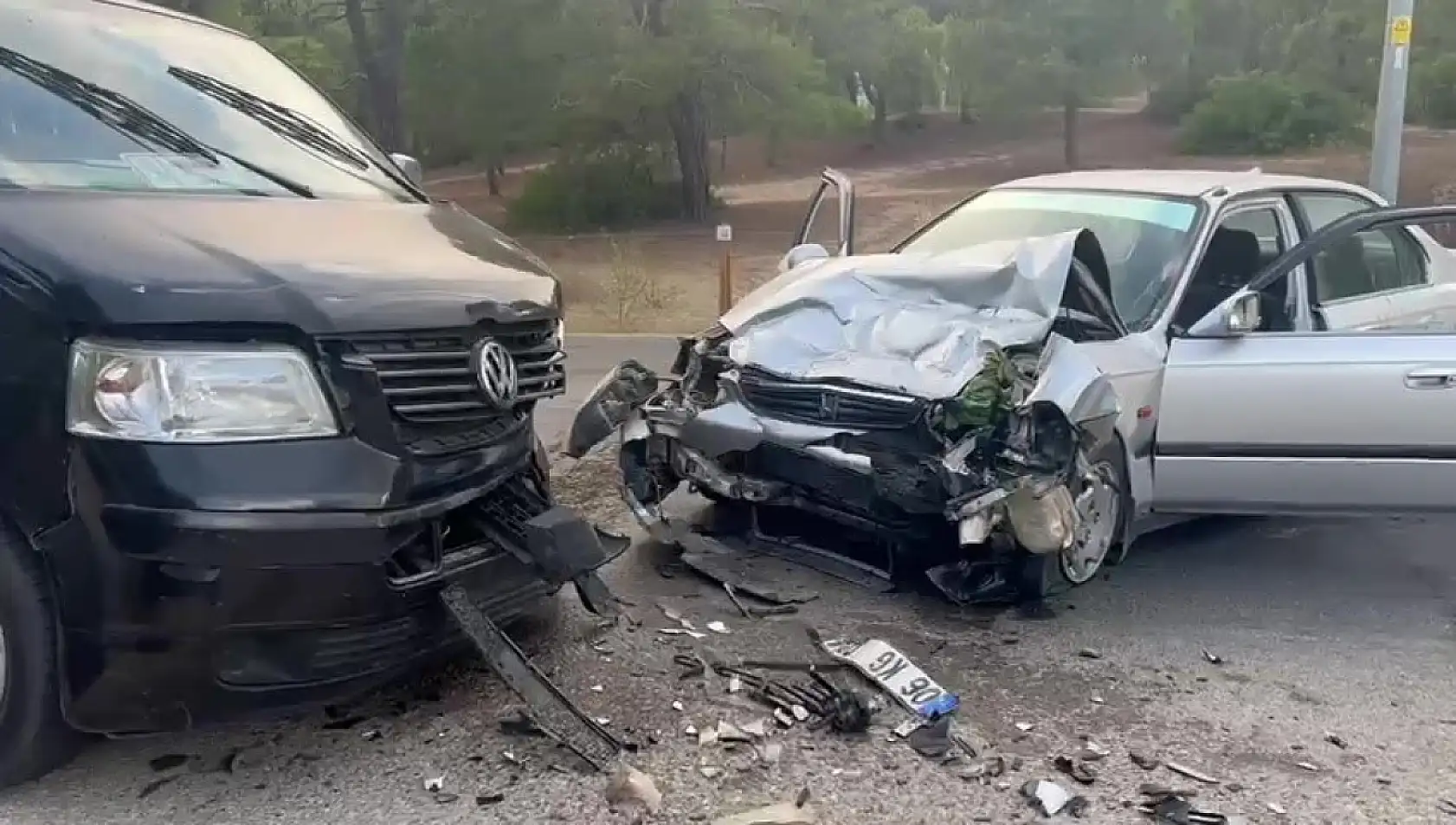 Otomobil ile ticari araç çarpıştı: 3 yaralı