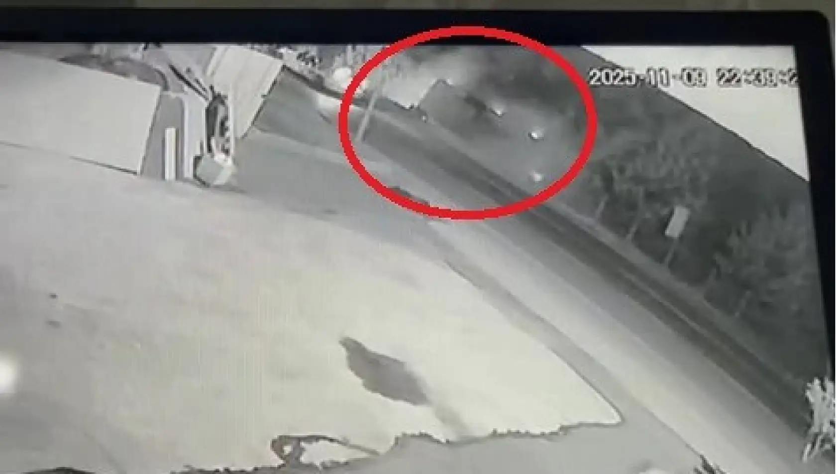 Otomobil ile çarpışan işçi servisi devrildi: 8 yaralı