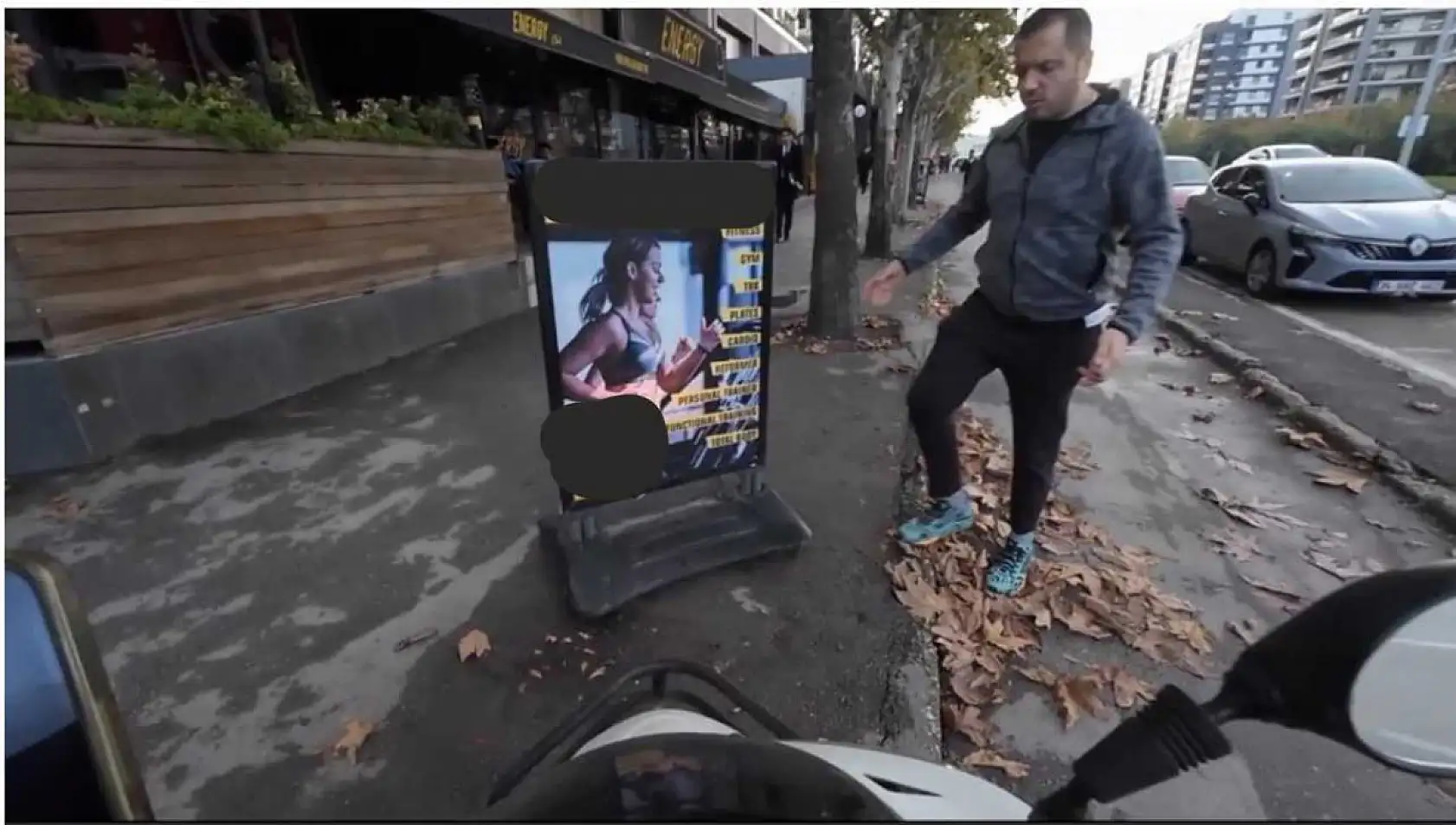 Motosiklet kaydı, duba şaşırttı: Sinirle çıktı, mizahla bitti