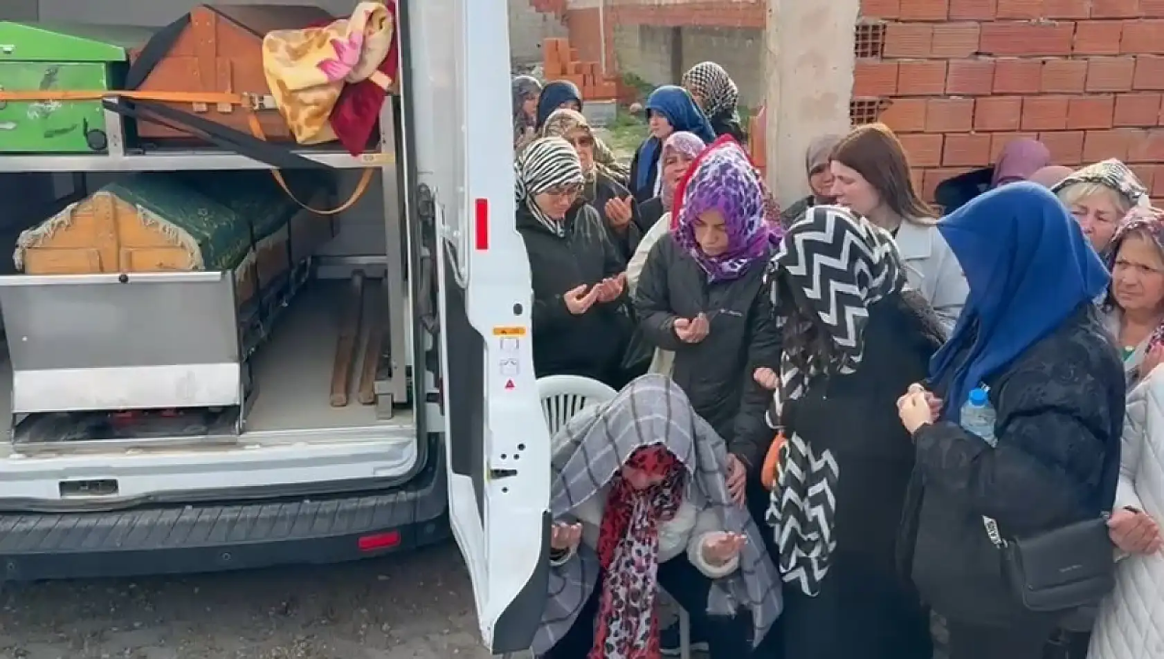 Anneden en acı veda: Elif Kumal son yolculuğuna uğurlandı