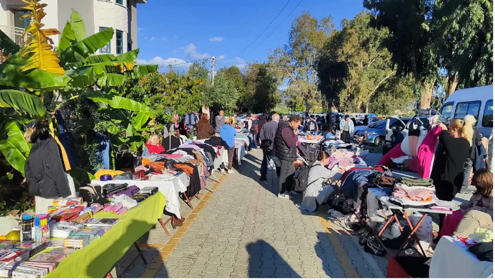 Fethiye'de sıcak hava ikinci el pazarına yaradı