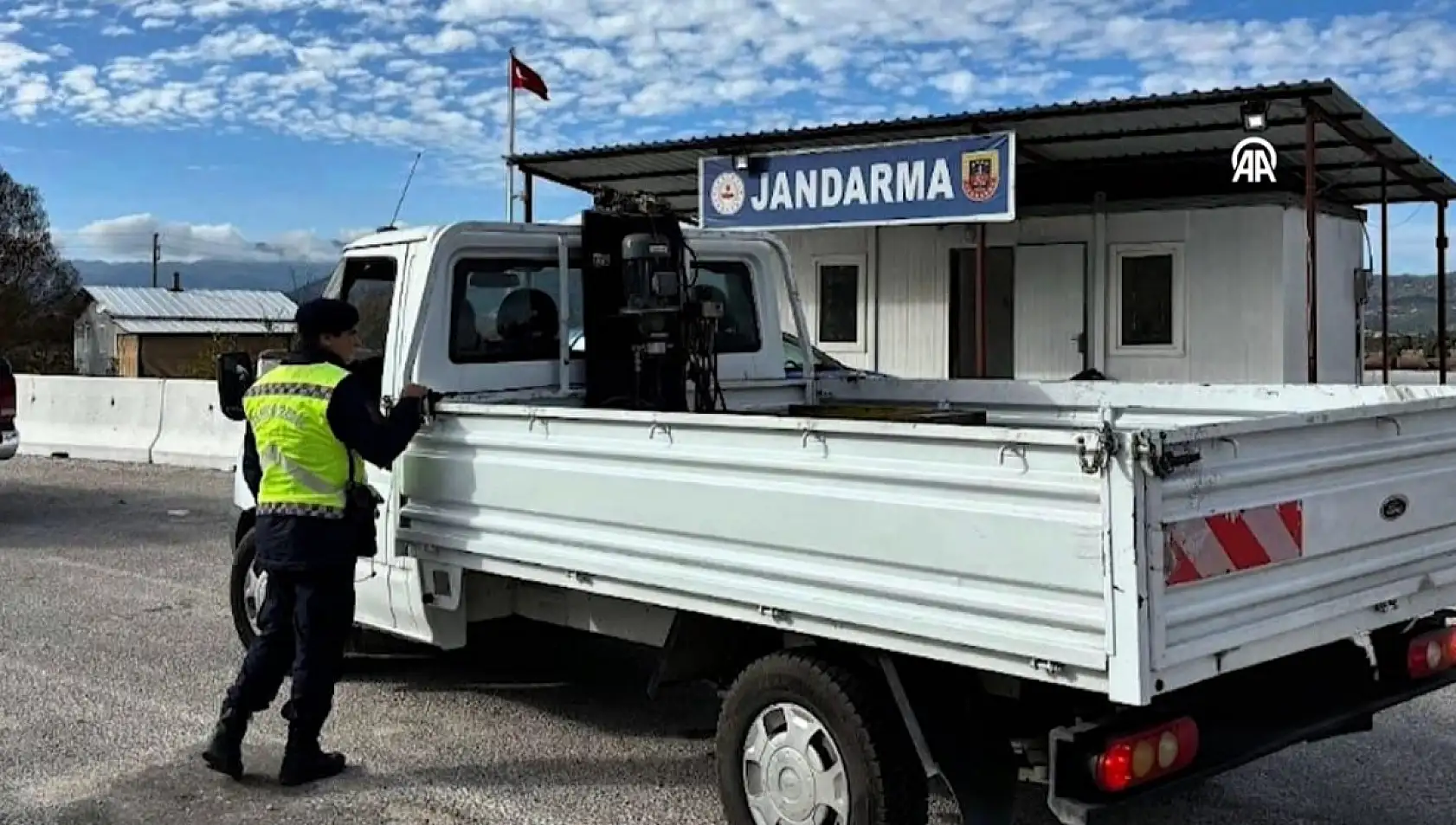 Muğla'da çeşitli suçlardan aranan 57 kişi yakalandı, 20 kişi tutuklandı