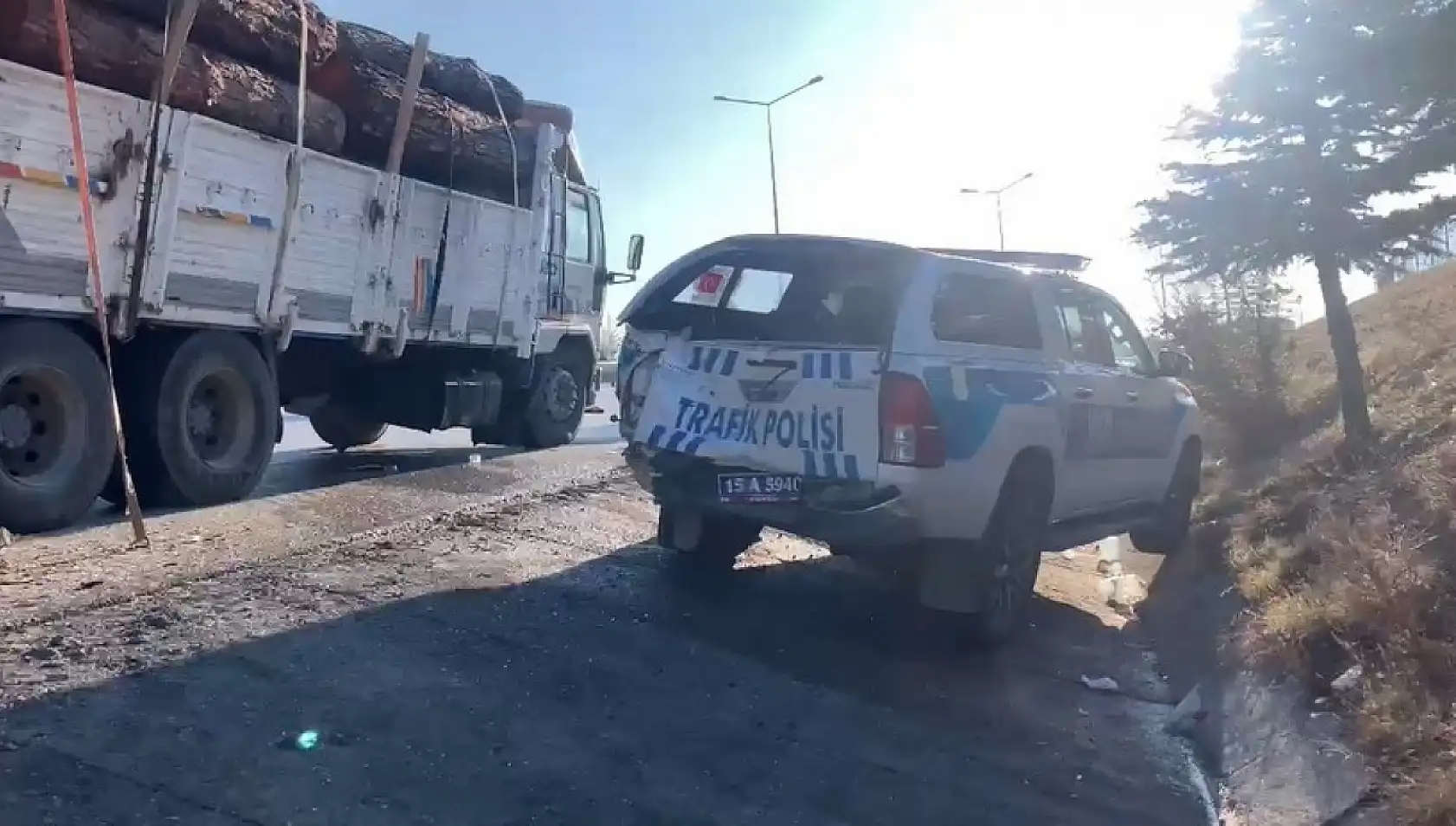 Zincirleme kaza: 1'i polis 6 yaralı