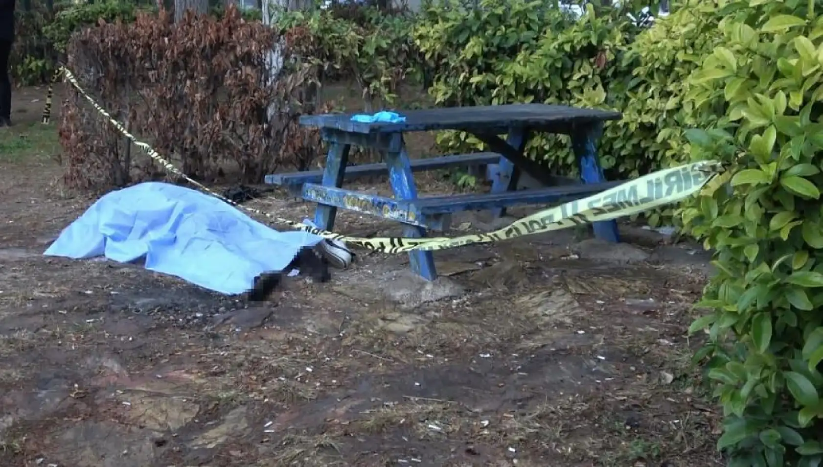 Mobilya ustası parkta ölü bulundu, ceset şemsiye altında incelendi