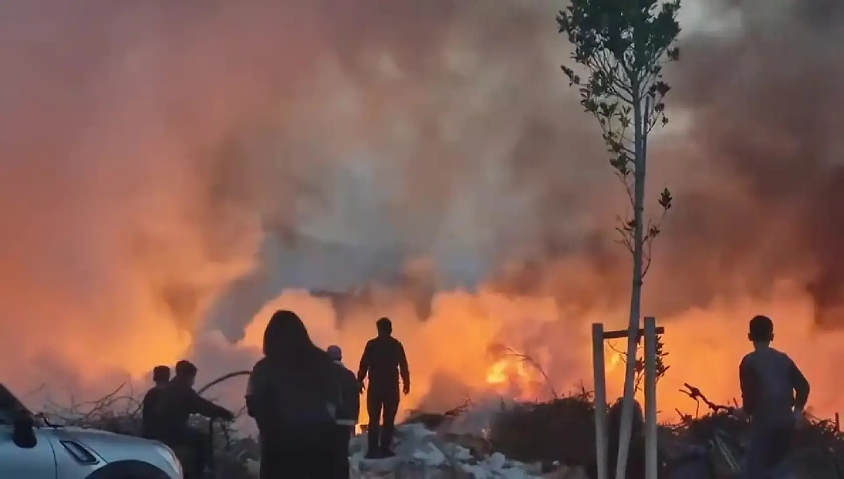 Sanayi bölgesinde büyük panik! Alevler yükseldi, dumanlar kenti sardı