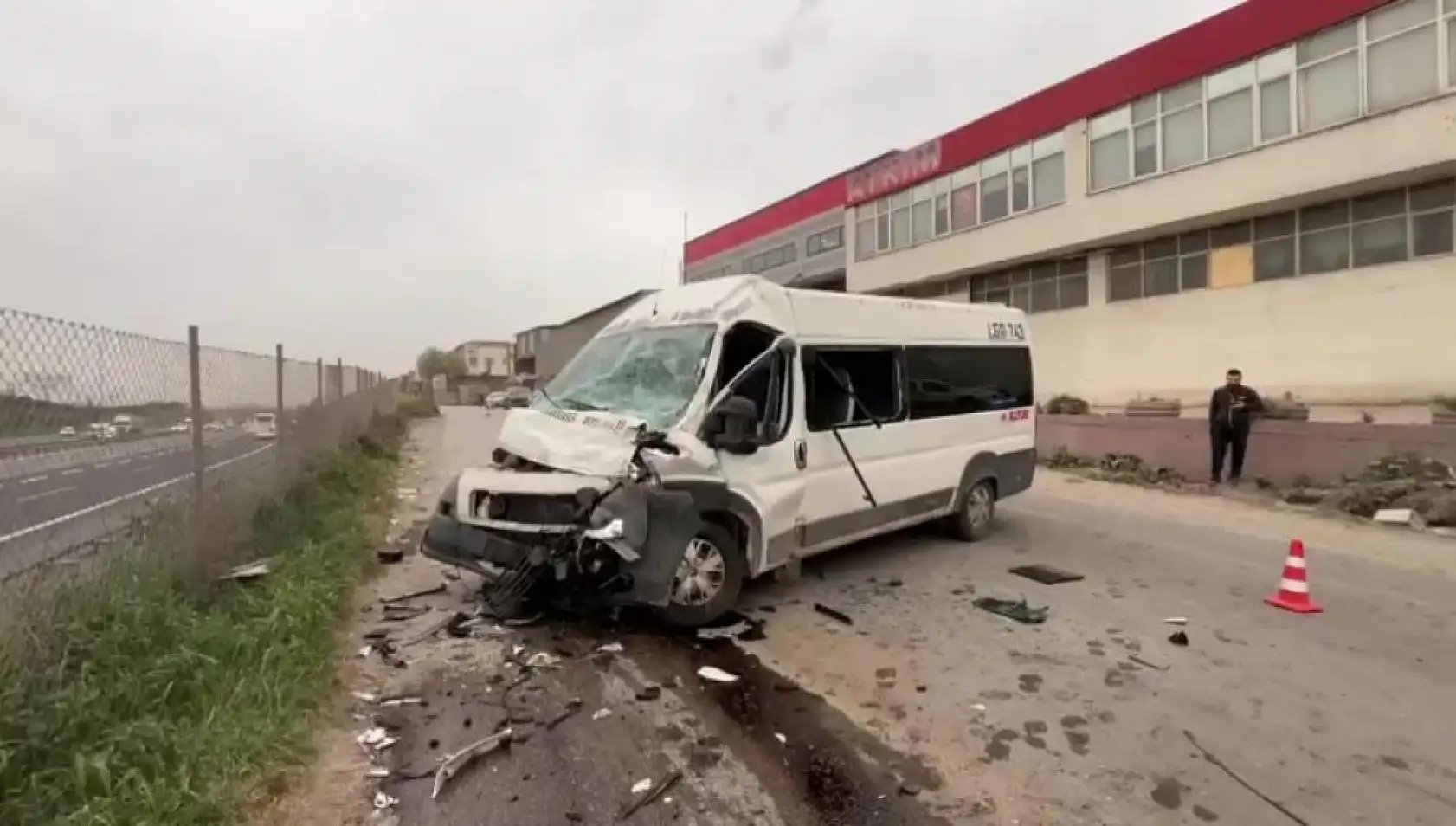 Tır ile çarpışan işçi servisinde 8 kişi yaralandı