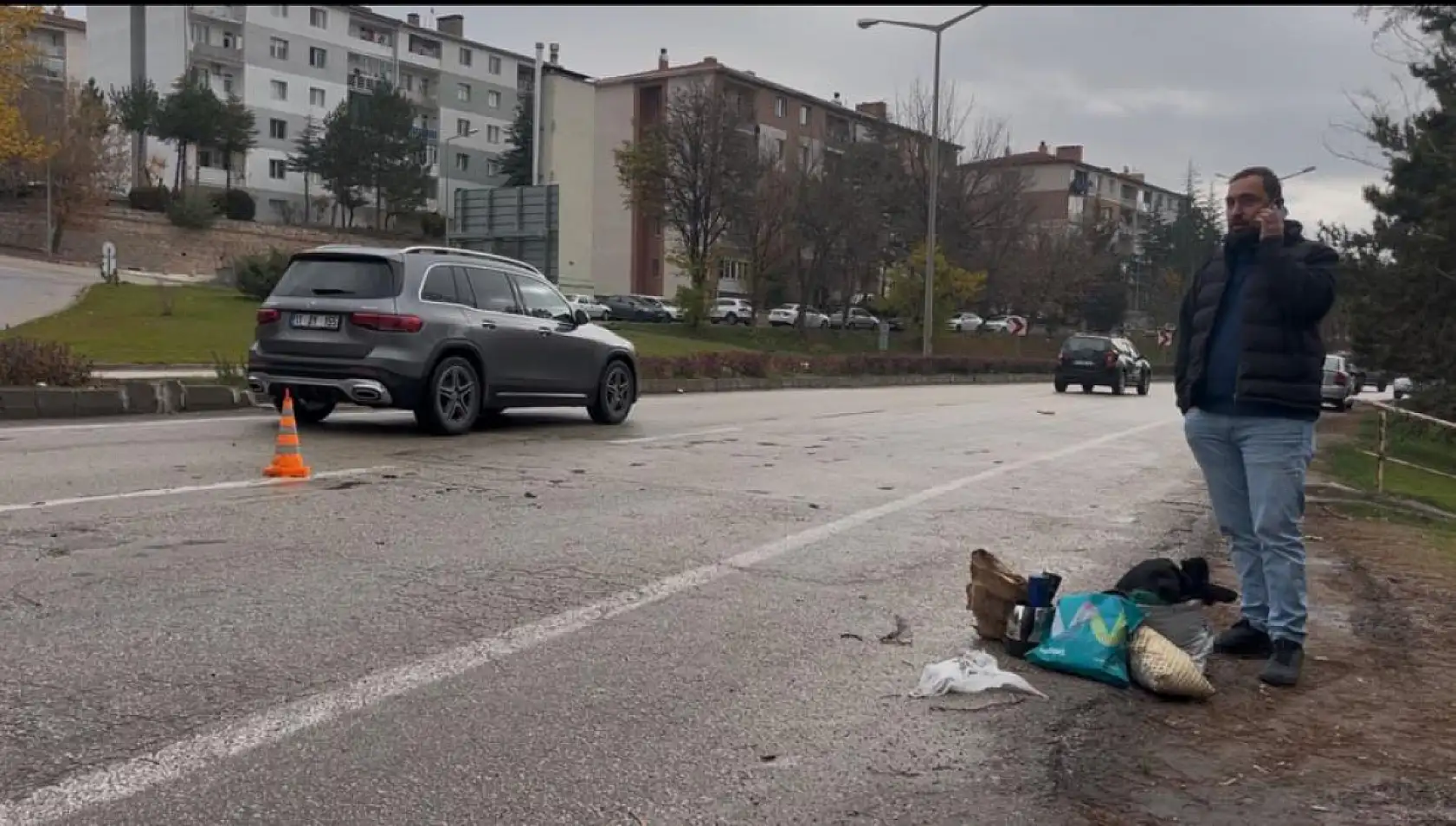 Otomobilin refüjde çarptığı kadınlara karşıdan gelen otomobil de çarptı: 2 ölü